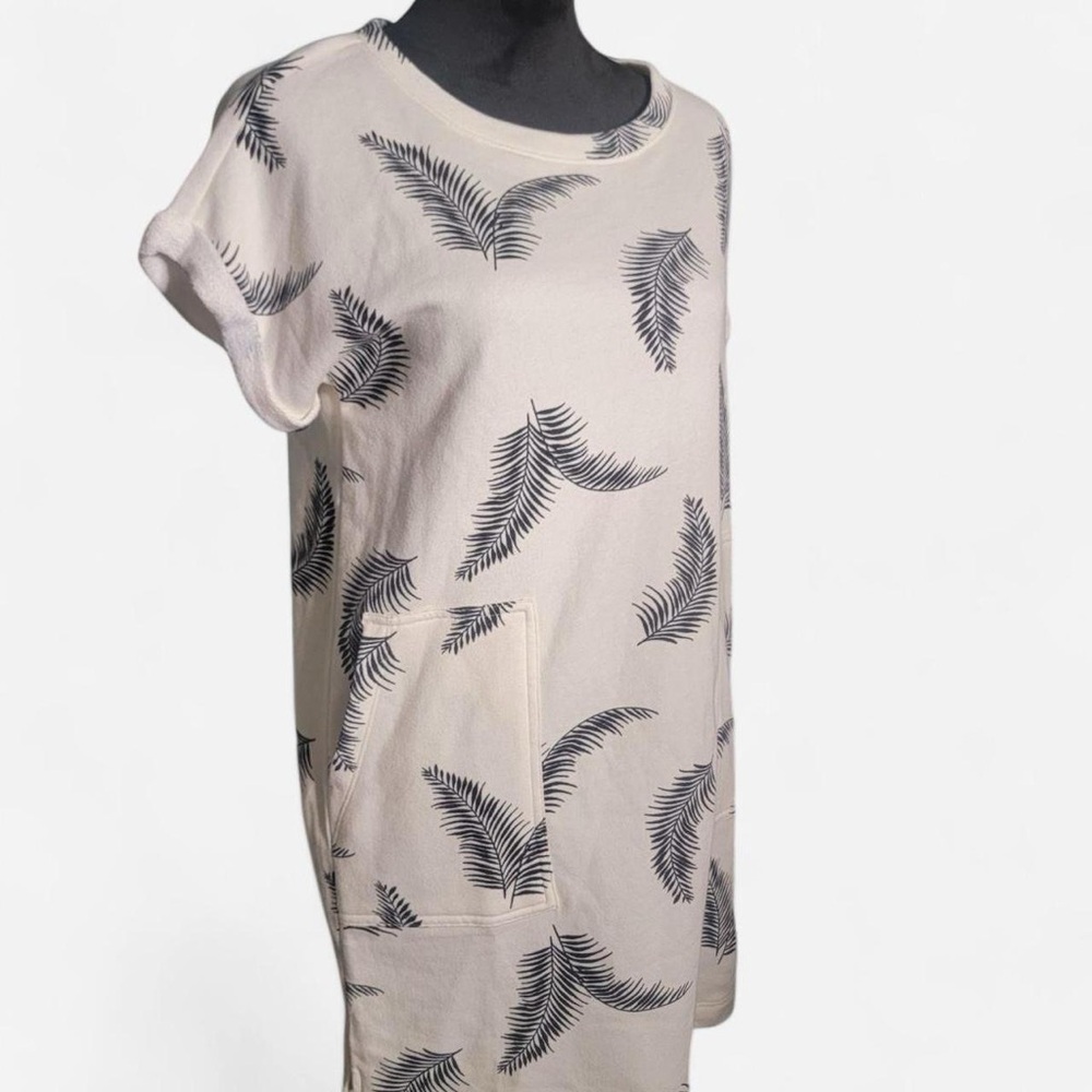 Lou & Grey oversized casual white and black palm leaf dress